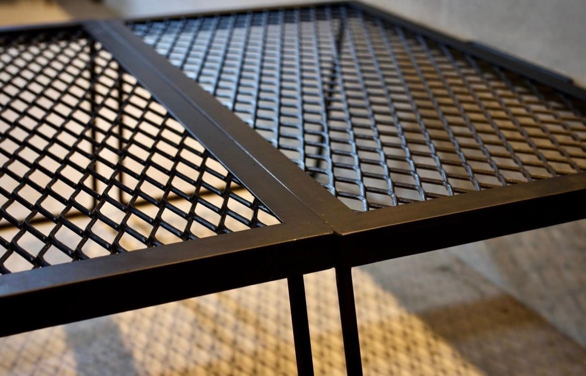 サンゾー工務店 _ IRON TABLE | Geek Field